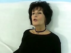 Mâture fontaine avale tout le sperme