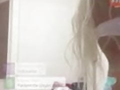 Canli yayinda soyunuyor