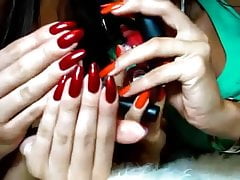 2 girls play with long natural nails