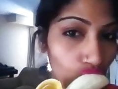 Arab-MILF sucks a Banana