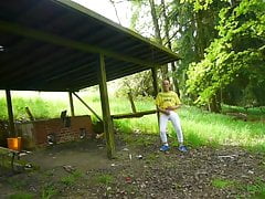 In weise unterhosen im Wald