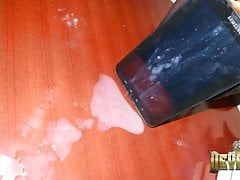 VIDEO 89 Punhetando e gozando no tablet I