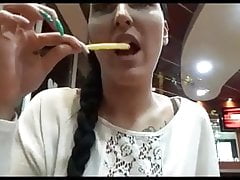 babe doesnt have ketchup for her fries