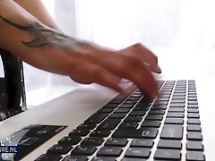 Bec Beauty Is A Tall, Big Butt Cougar That Pleases Her Mature Pussy With A Pussypump - MatureNl