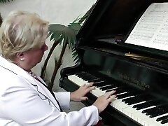 Mature Woman Fingers Herself In A Music Room - MatureNL