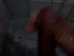 Batendo uma no chuveiro