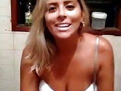 loira mostrando a teta